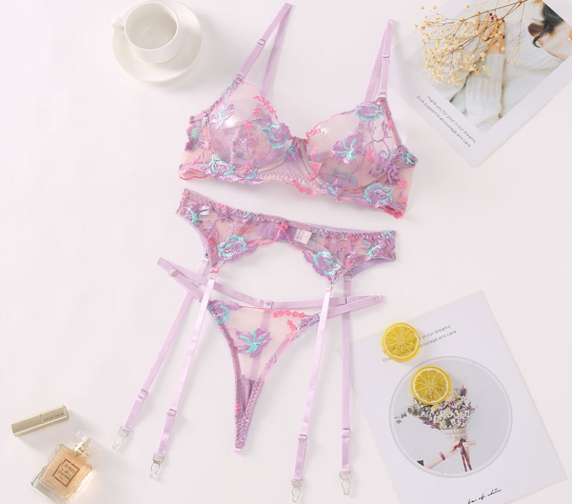 š 3-Piece Erotic Lace Lingerie Set ā Embroidered Elegance with Tempting Slits š¹