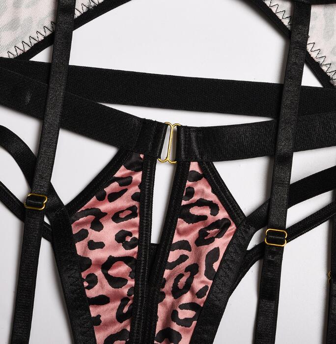 š„ Sexy Leopard Print 3-Piece Lingerie Set ā Buckle Detail, Foot Ring & Bold Stitching š