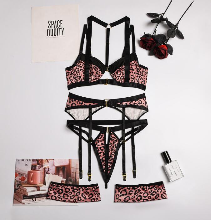 🔥 Sexy Leopard Print 3-Piece Lingerie Set – Buckle Detail, Foot Ring & Bold Stitching 🐆